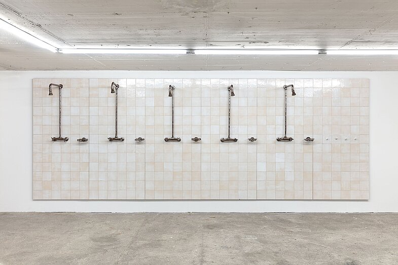 Janis Löhrer, Gemeinschaftsdusche, Glasierte Keramik, Glasierte Kacheln, Holz, Schrauben, 193,7 x 536,4 x 50 cm, 2025, Foto: Johannes Bendzulla, VG Bild-Kunst, Bonn 2026