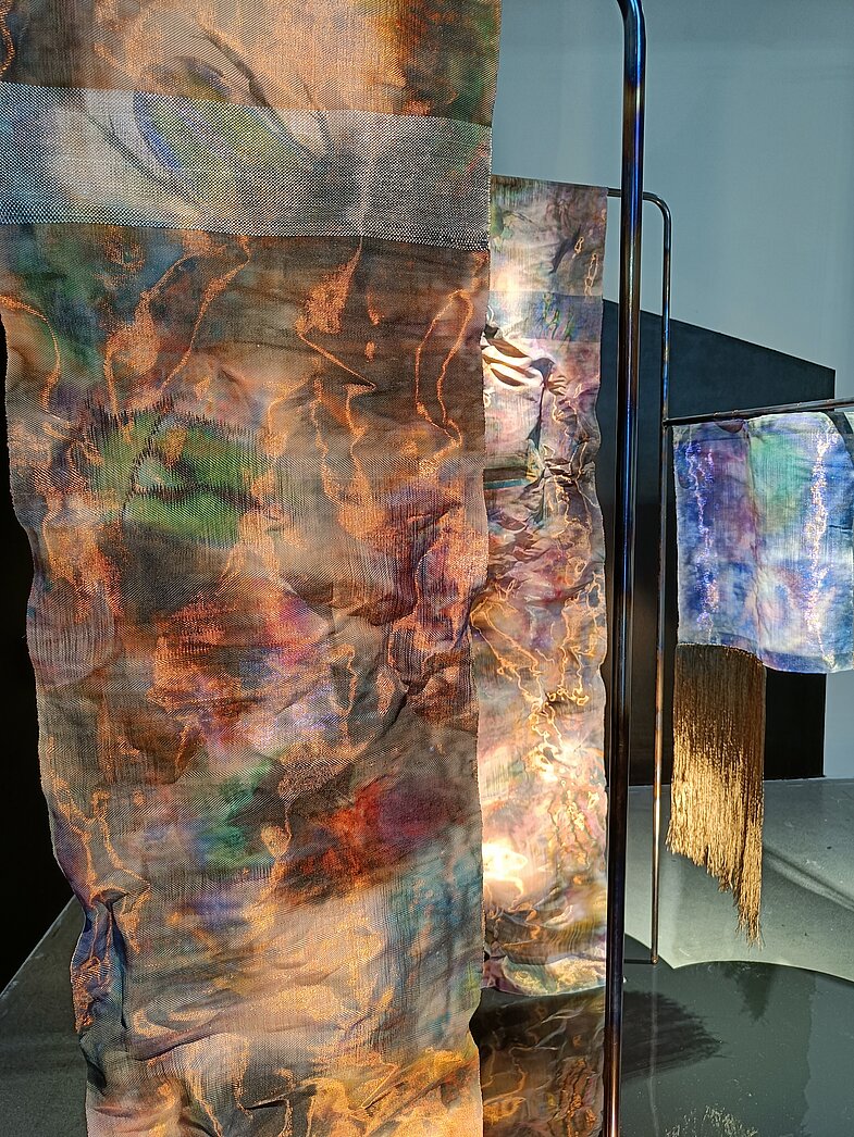 Caroline Fleur-Martini, Skarabé, Gewebe, Kupferdraht, Polyester, Basalt, Sublimationsdruck, 2023