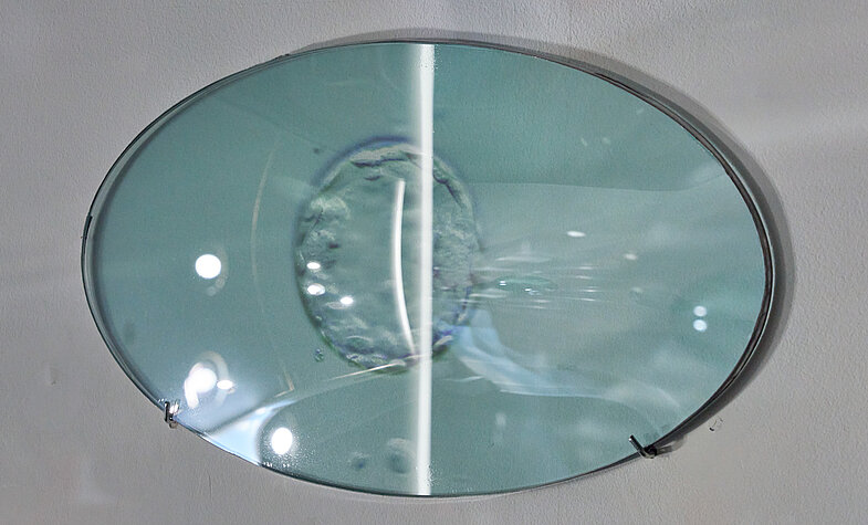 Ja Jess, Ei IV, aus dem Werkkomplex Baby Was Born Dreaming, ovales, gewölbtes Glas, mittels eines Bleirings mit flachem, ovalem, UV-bedrucktem Glas verlötet, 2026, Foto: Peter Otto