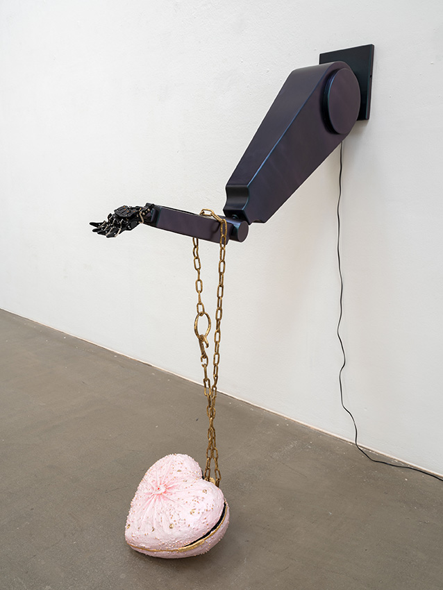 Birgit Brenner, Welcome to the Territory., Styrodur, Polymergips, Blattgold, Acryllack, Wandhalterung (Edelstahl), bionische Roboterhand, Raspberry Pi, 196 × 50 × 160 cm, 2024, Foto: Uwe Walter, Berlin, VG Bild-Kunst, Bonn 2026